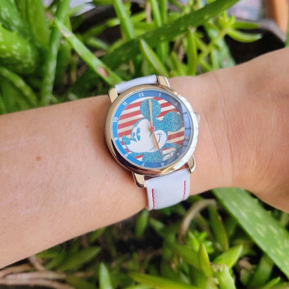 Classic 2008 Disney Special Edition Mickey Sparkle Watch - Picture 13 of 14